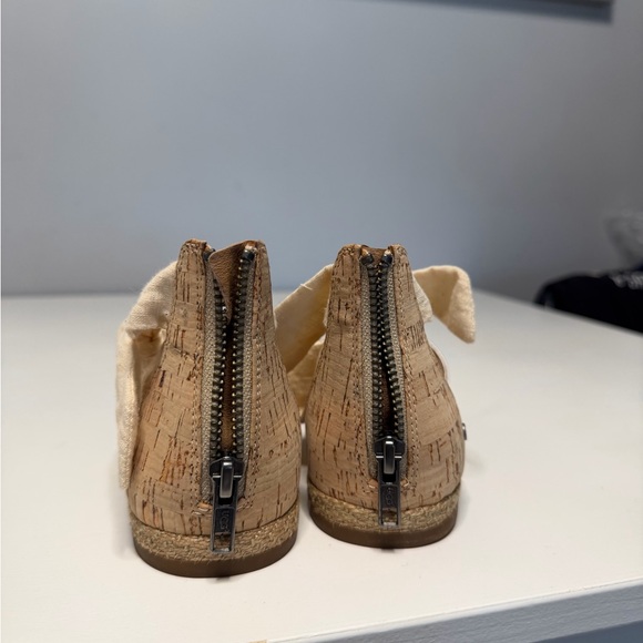 UGG Silver and Cream Women's Sandals - Picture 8 of 9